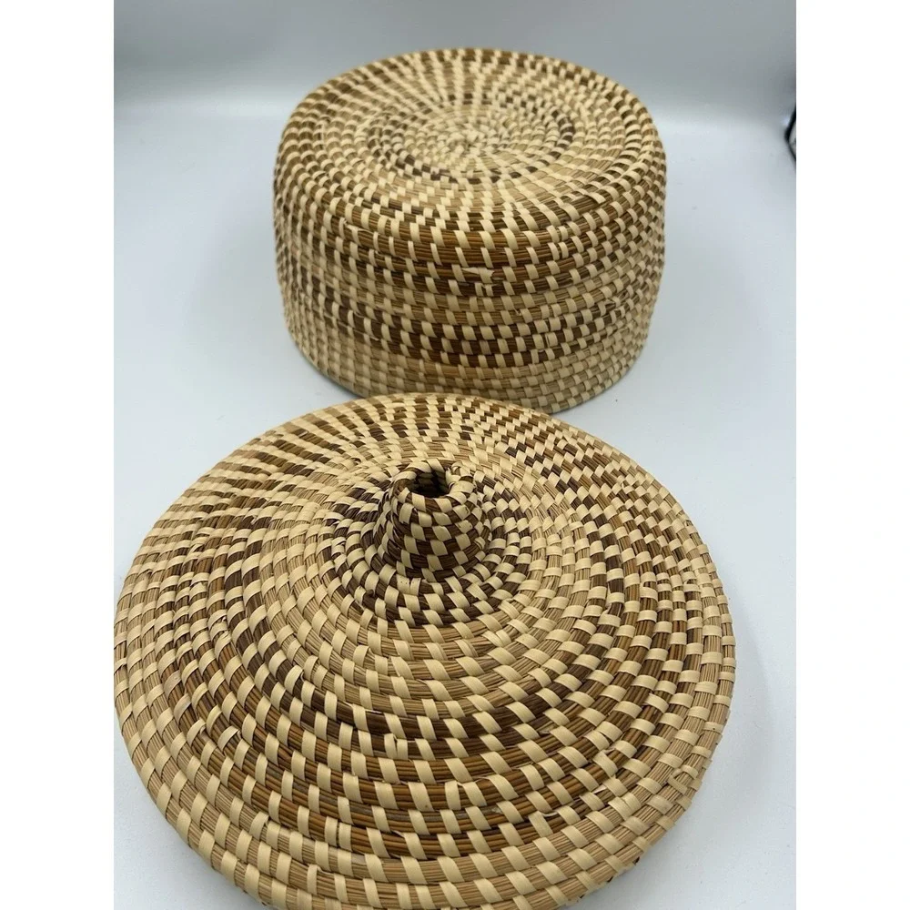 Gullah sweetgrass basket/fitted lid An historic craft in the SC Low-country.